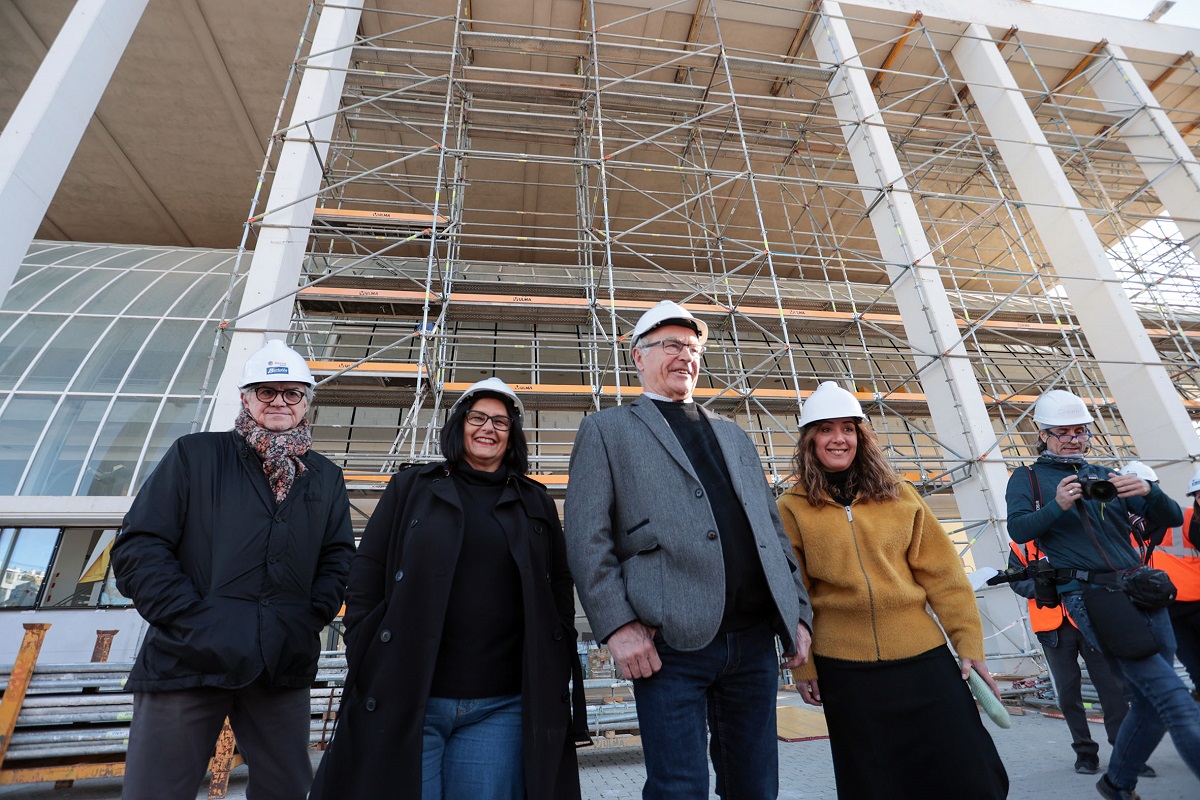 El alcalde de València, acompañado por la presidenta del Palau de Música, Gloria Tello, y por la concejal de Gestión de Recursos, Lluïsa Notario, ha visitado las obras de rehabilitación del Palau de la Música